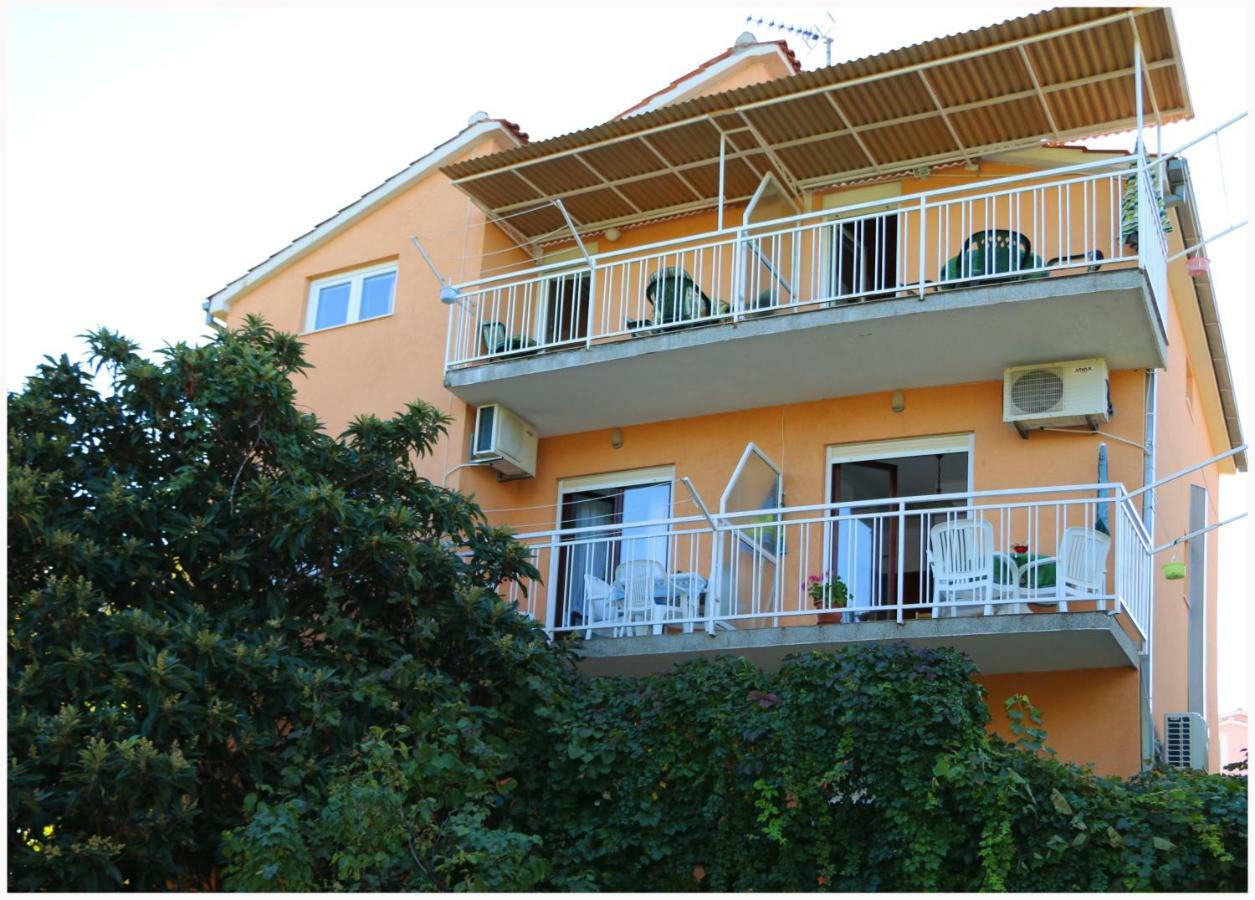 Apartments Bilo Near Primošten Екстериор снимка